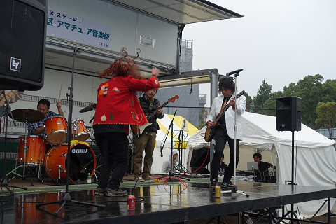 冷たい雨だがステージは温かい 大田ふれあいフェスタ２０１８ ジェイソン國分の 魂 鳴りやまず